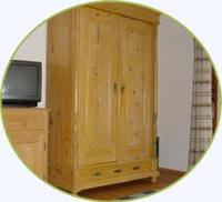 Schrank und Fernseher im 1-Bettzimmer